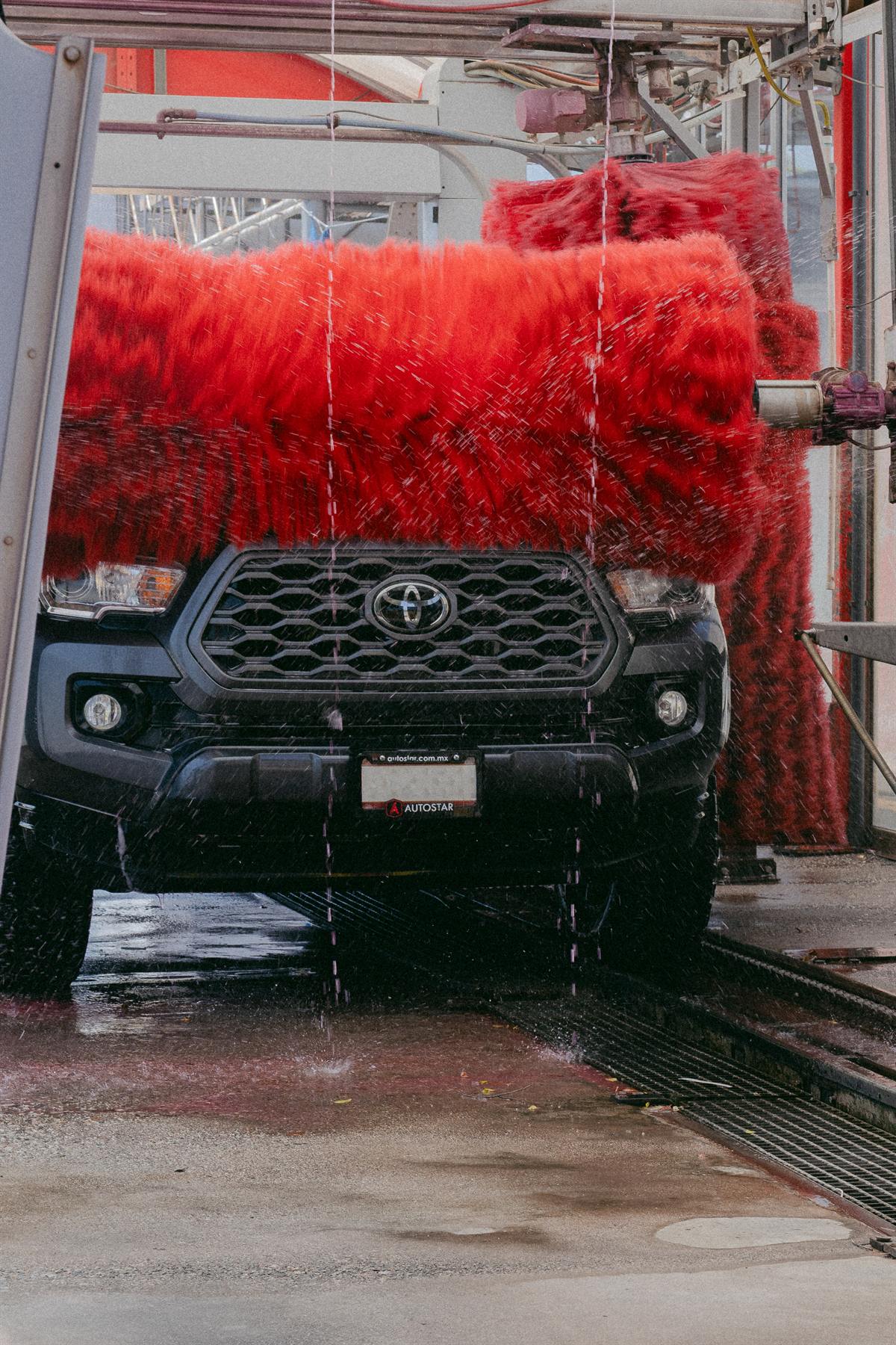 Camioneta entrando al túnel de lavado de RUSH Car Wash